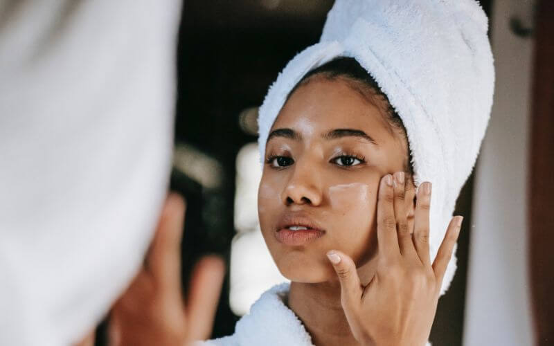 women using acne scar treatment